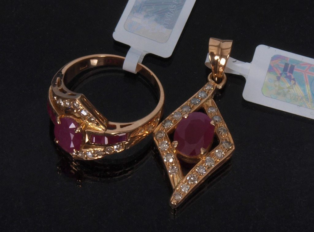 Золотое кольцо и кулон с бриллиантами и рубинами