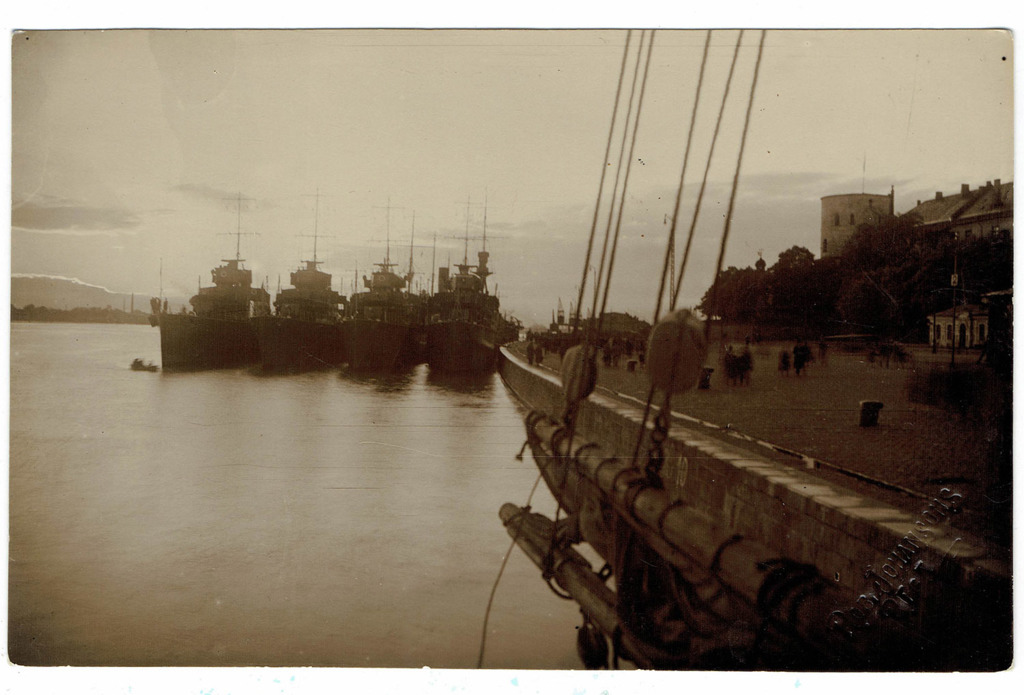 Fotogrāfija “Angļu kara flote Rīgas krastmalā”
