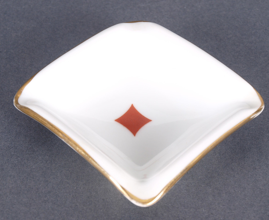 Porcelāna pelnu trauku komplekts “Kārtis” (4 gab.)