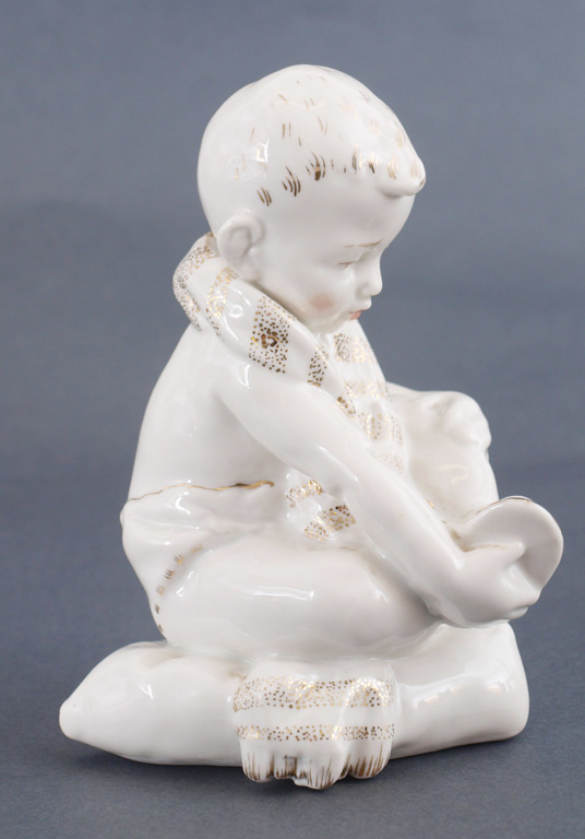 Porcelāna figūra “Zēns uz spilvena”