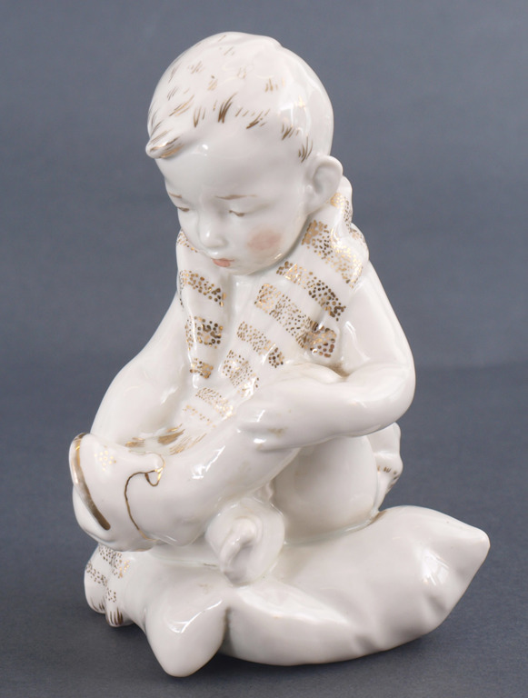 Porcelāna figūra “Zēns uz spilvena”