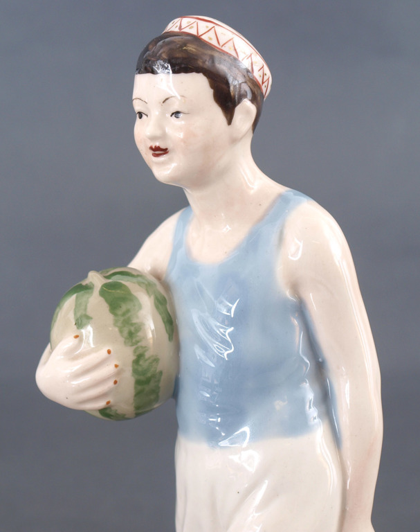 Porcelāna figūra “Zēns ar arbūziem”