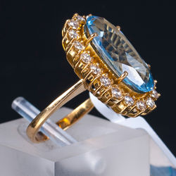 Gold ring with brilliants and synthetic spinel
