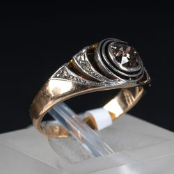 Golden ring with diamonds and brilliants
