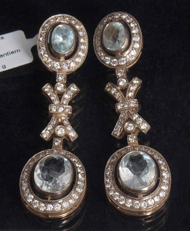 Gold earrings with diamonds and aquamarine