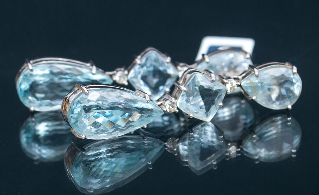 Earrings with diamonds and aquamarines