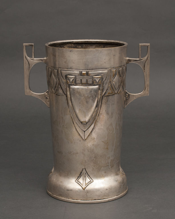 Посеребренного металла ваза в стиле модерн 