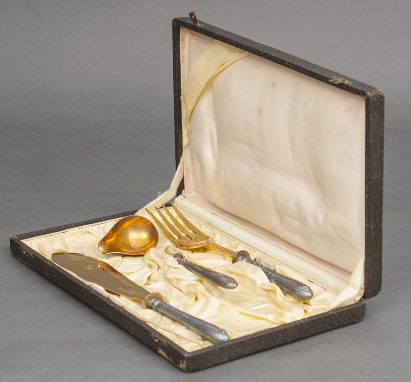 Серебряный набор столовых приборов - вилка, нож, ложка для соус