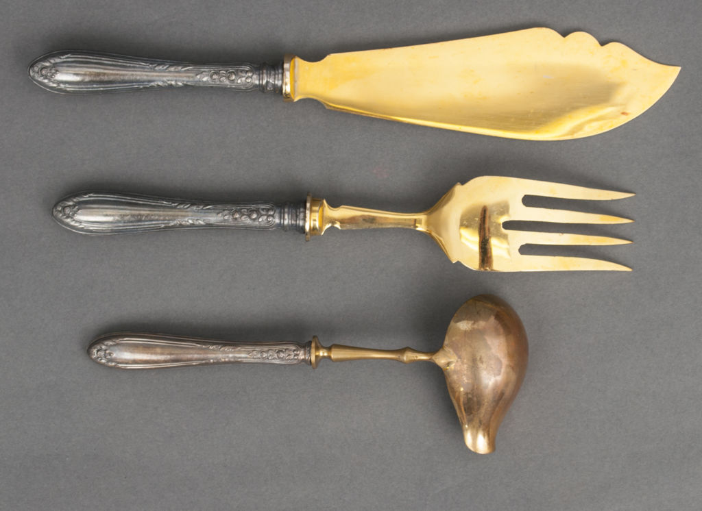 Серебряный набор столовых приборов - вилка, нож, ложка для соус