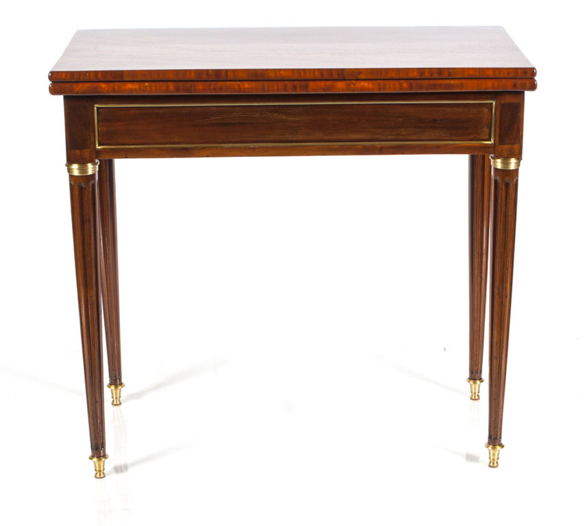 Classicism style gaming table