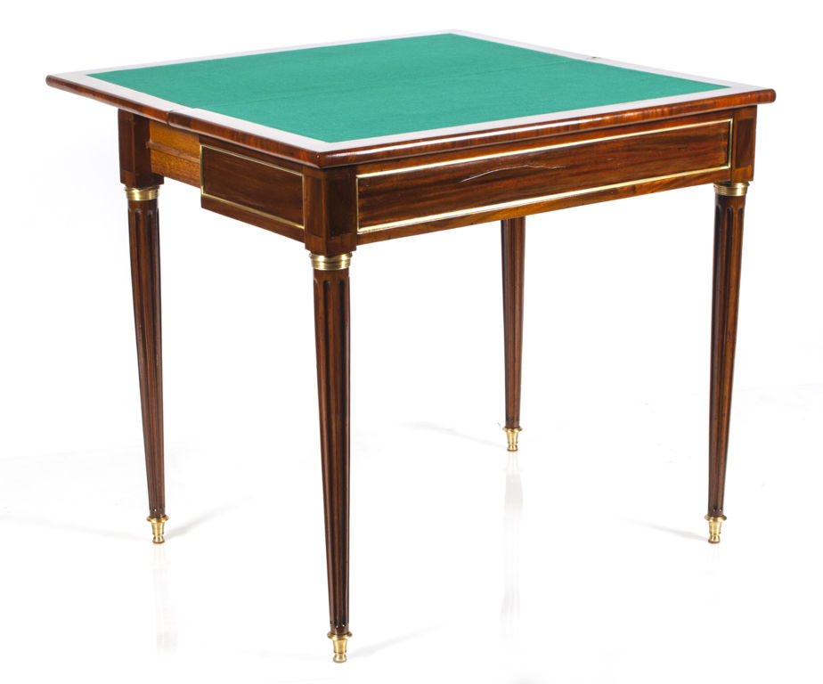 Classicism style gaming table