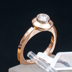 Gold ring with brilliant
