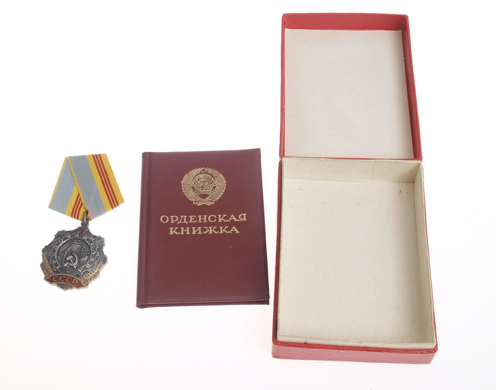Орден Трудовая Слава III степени  Но. 627475 с орденской книжкой, в оригинальная коробка