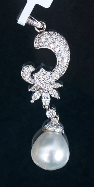 Gold pendant with diamonds and pearl