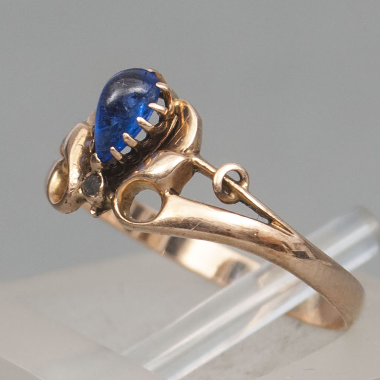 Золотое кольцо с бриллиантами и голубым камнем