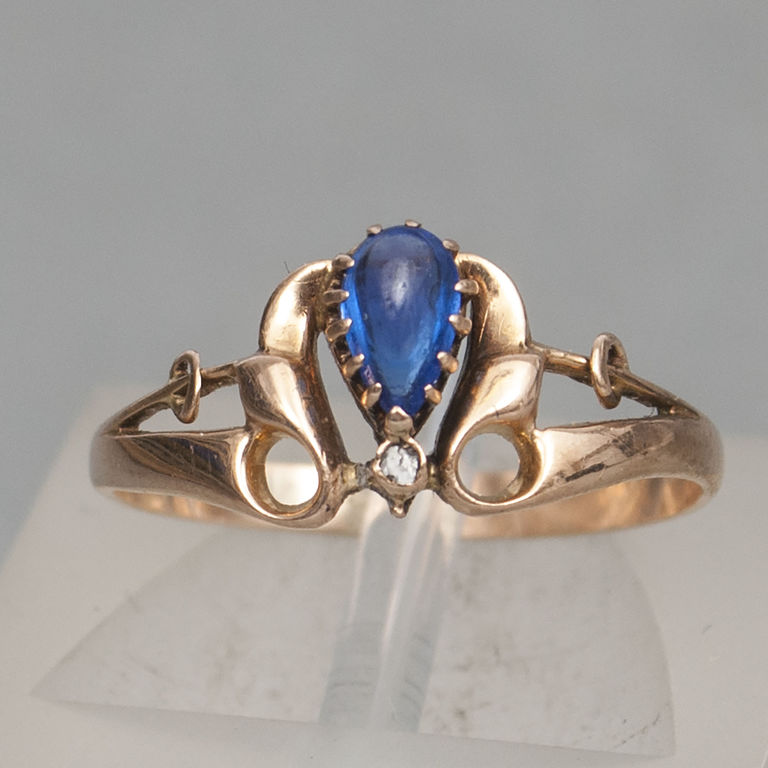 Золотое кольцо с бриллиантами и голубым камнем