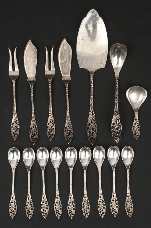 Cutlery set of silver dessert serving objects