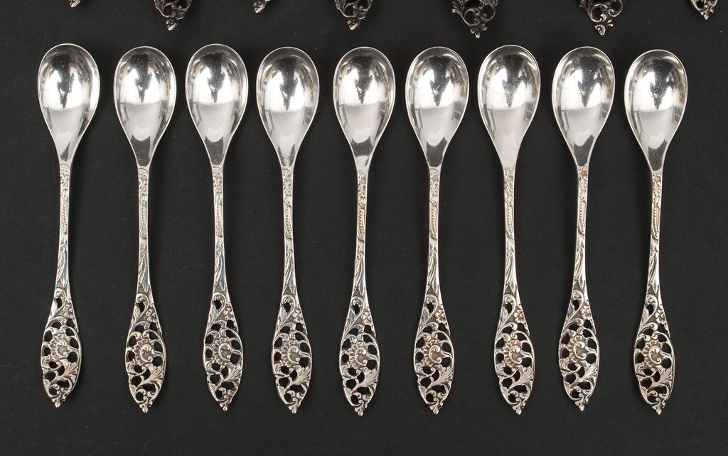 Cutlery set of silver dessert serving objects