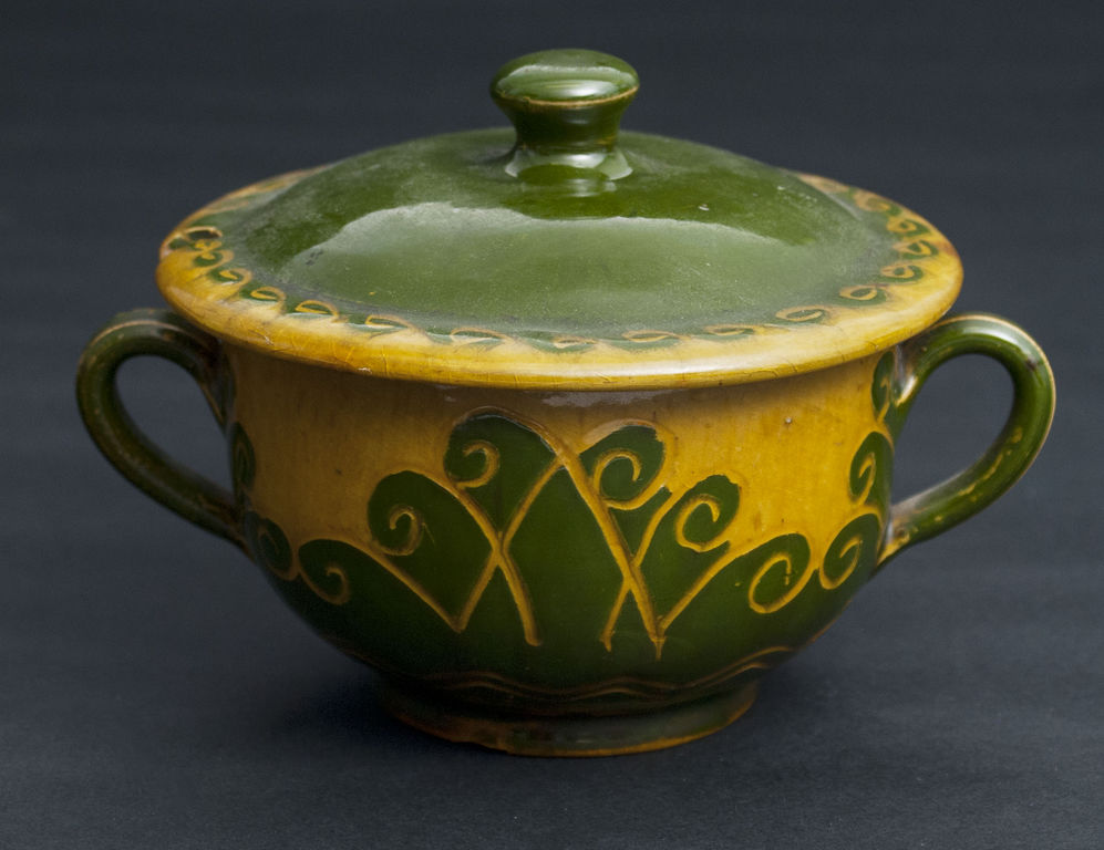 Ceramic dish with lid