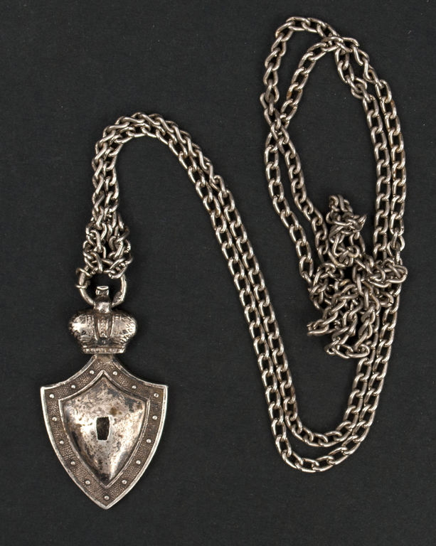 Chain with pendant 