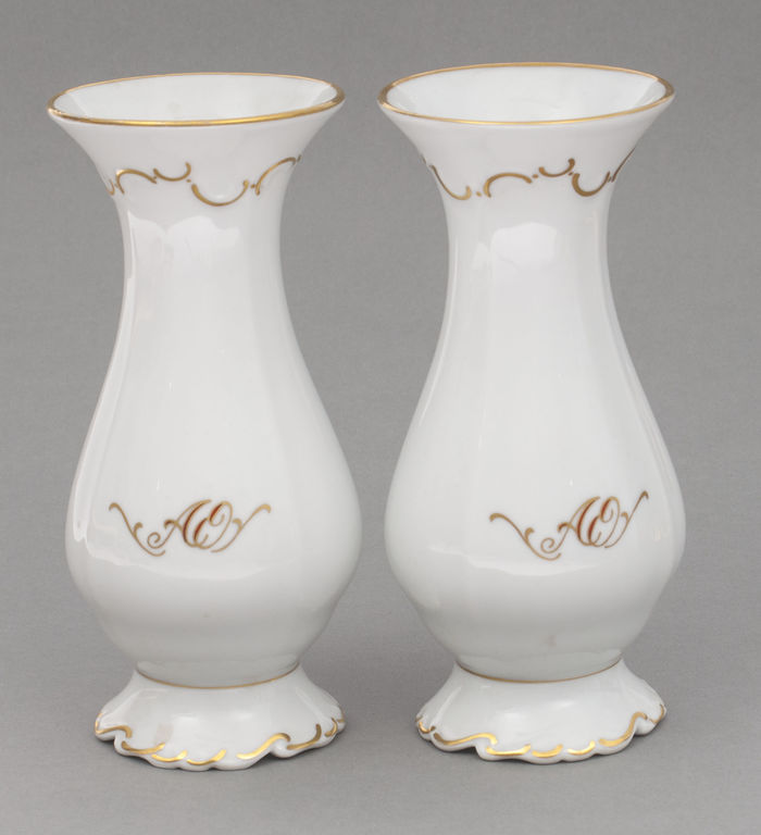 Porcelain vases (2 pcs.)