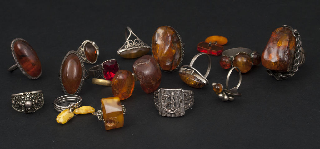 Rings with amber and other stones (16 pcs.)