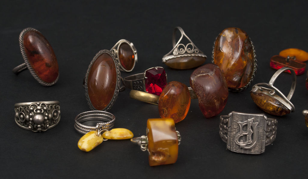 Rings with amber and other stones (16 pcs.)