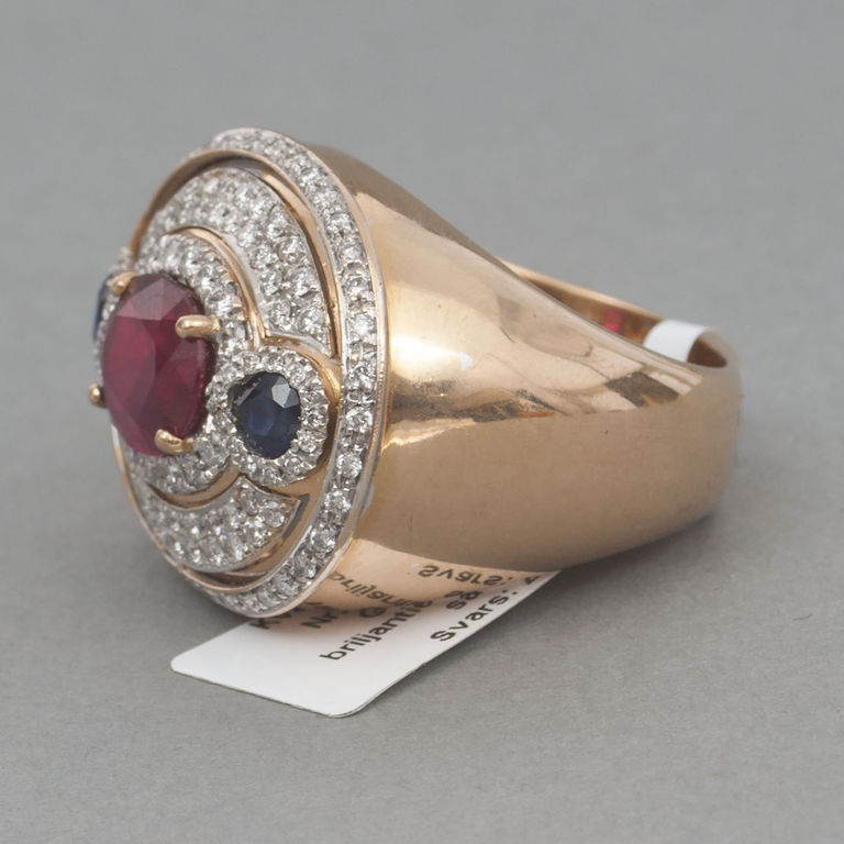 Sarkanīgā un baltā zelta sakausējuma gredzens ar 118 briljantiem, 1 rubīnu un 2 safīriem