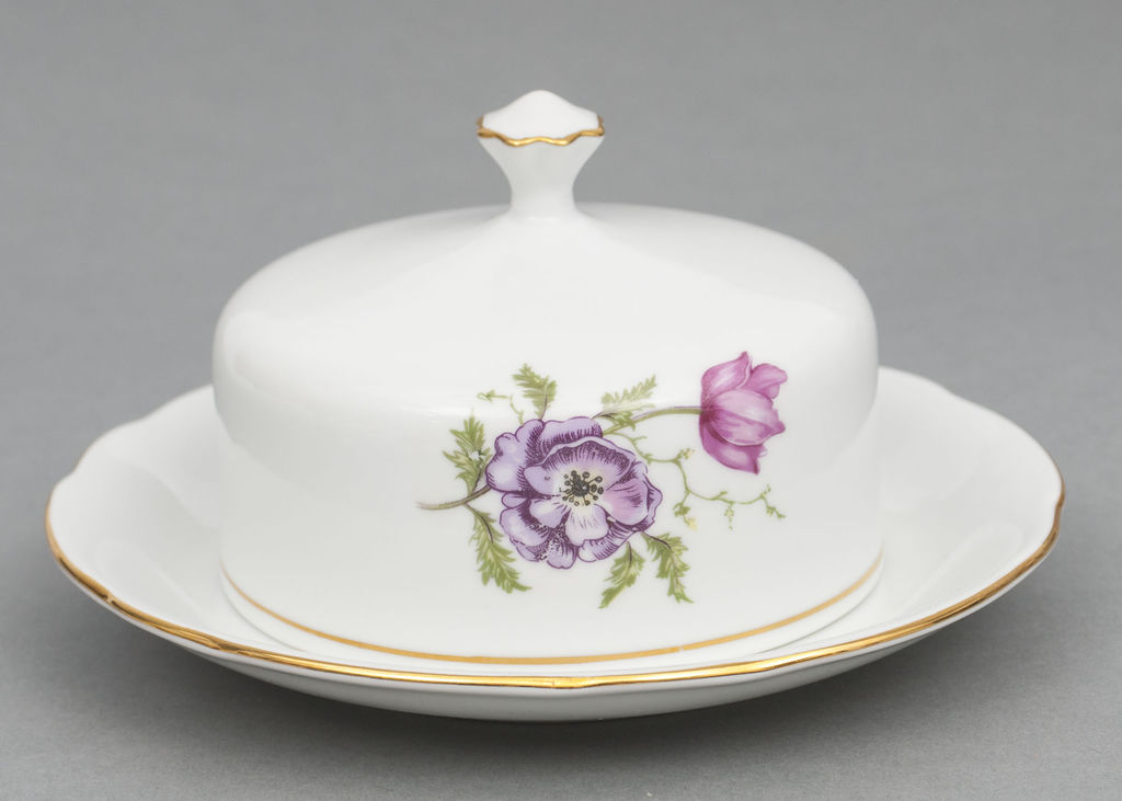 Porcelain butter dish with lid
