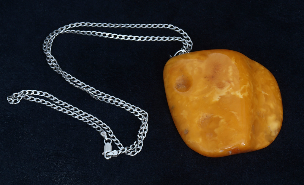 100% Natural Baltig amber pendant with chain