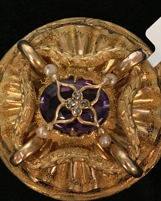Golden brooch with amethyst, diamonds and pearls