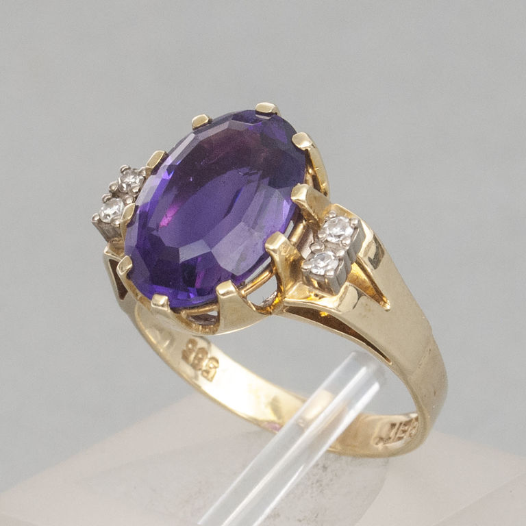 Золотое кольцо с аметистом и бриллиантами
