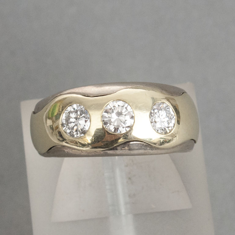Золотое кольцо 3 бриллиантами