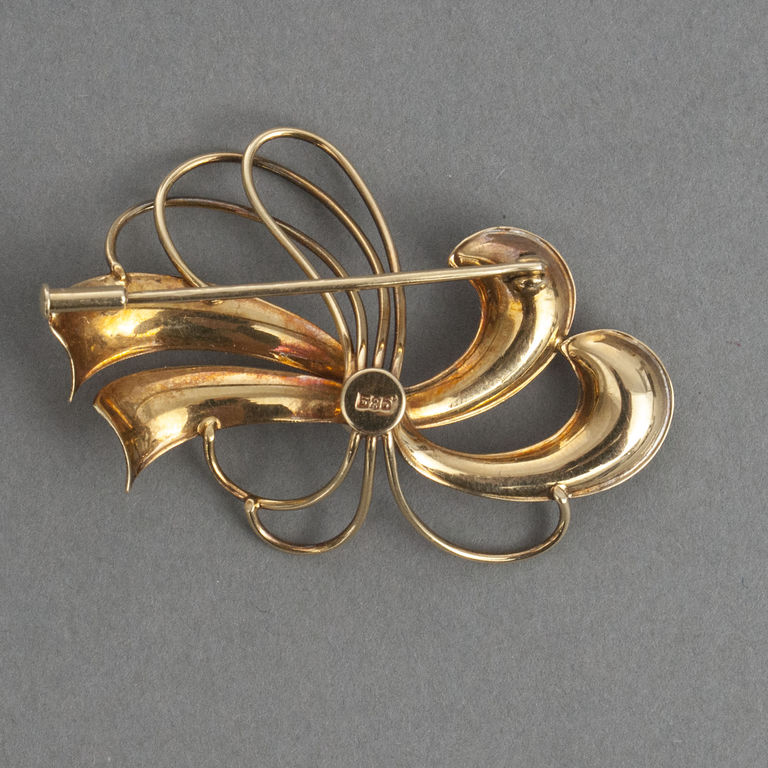 Gold brooch with pearl 