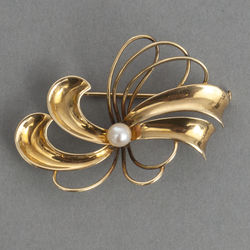 Gold brooch with pearl 