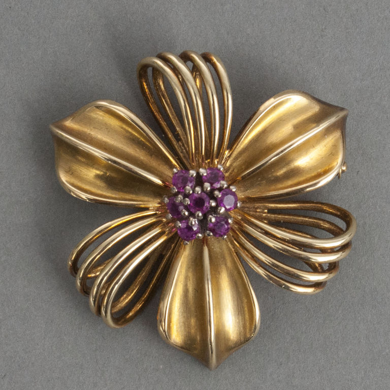 Gold brooch with rubies