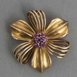 Gold brooch with rubies