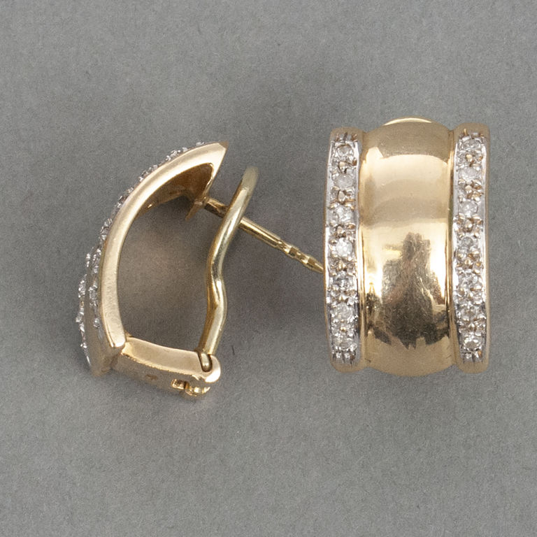 Gold earrings with brilliants