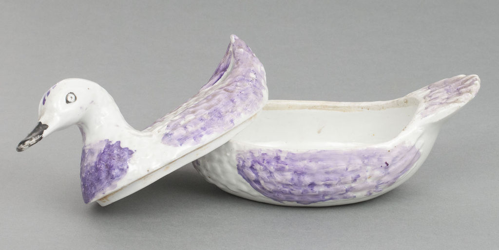 Porcelain utensil with lid 