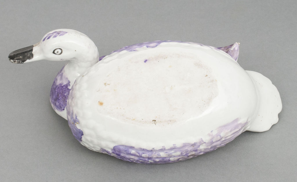 Porcelain utensil with lid 