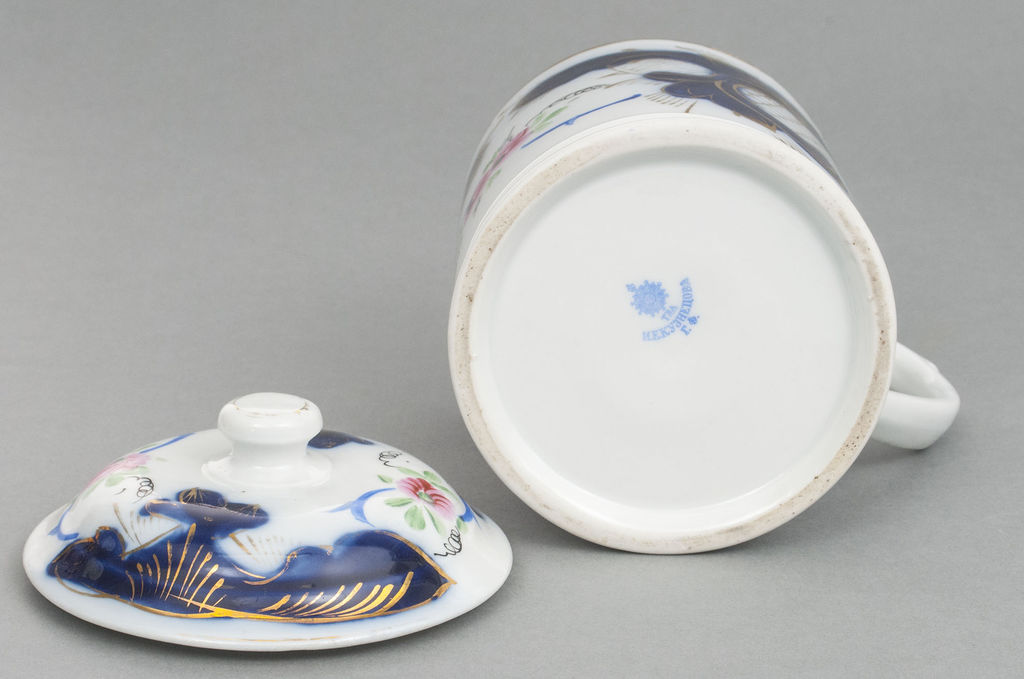 Porcelain cup with lid