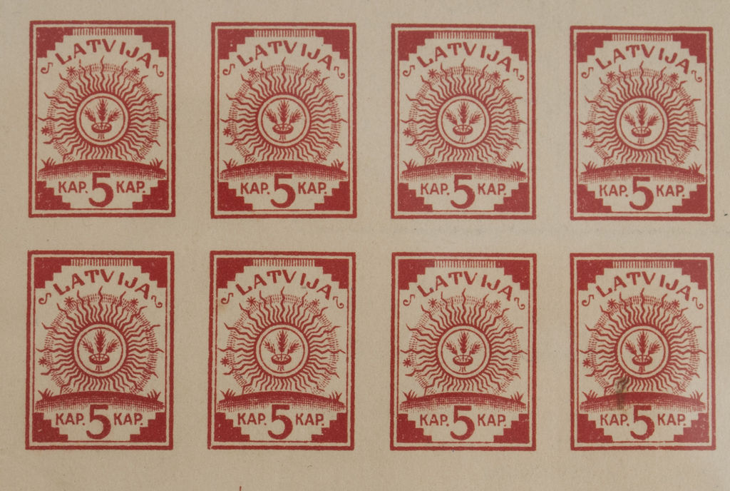 Kartes lapa ar nodrukātām pastmarkām otrā pusē