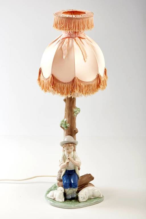 Galda lampa ar porcelāna kompozīciju