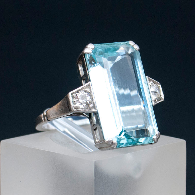 Gold ring with aquamarine and diamonds