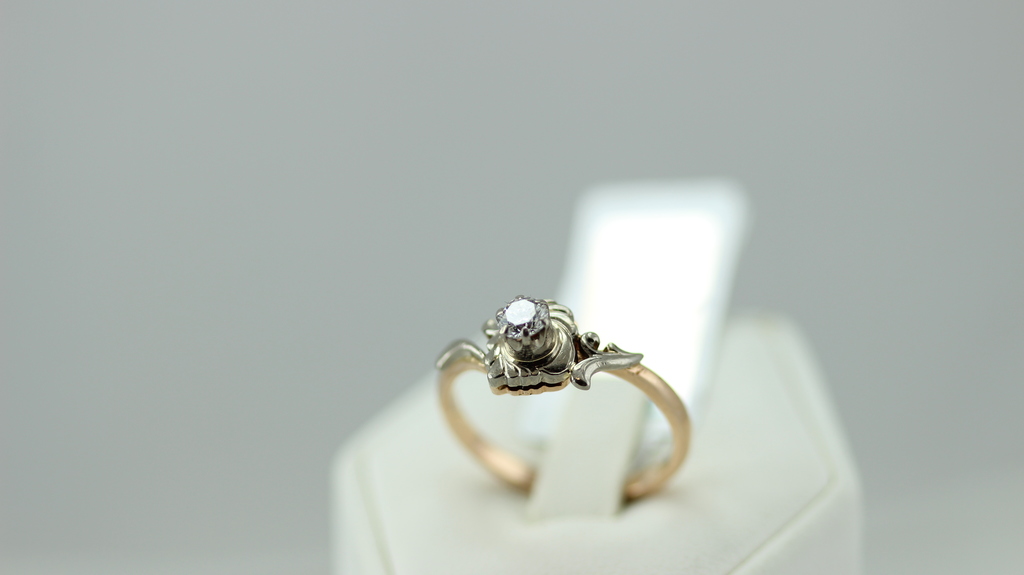 Золотое кольцо с бриллиант