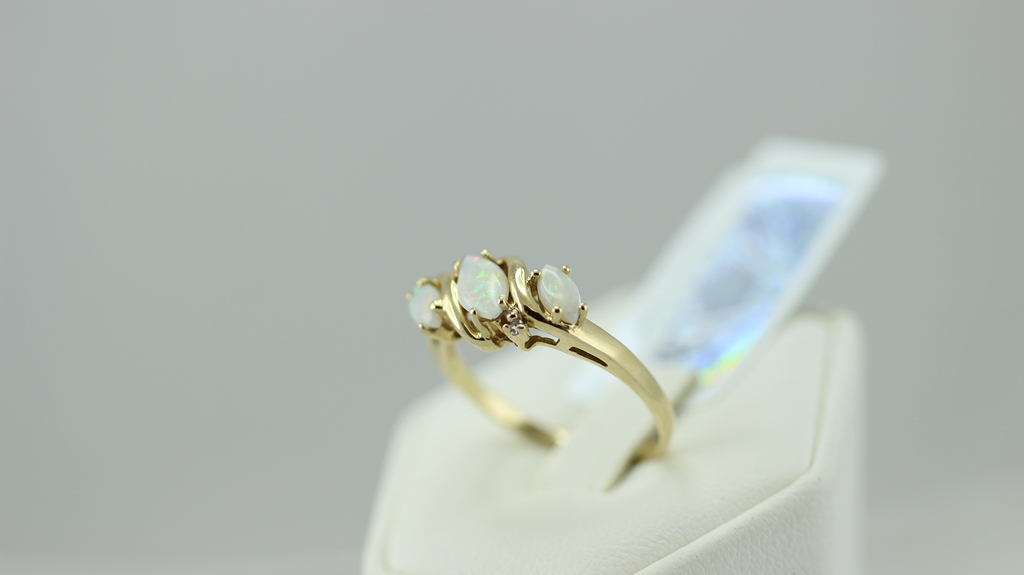 Золотое кольцо с бриллиантами, опалами