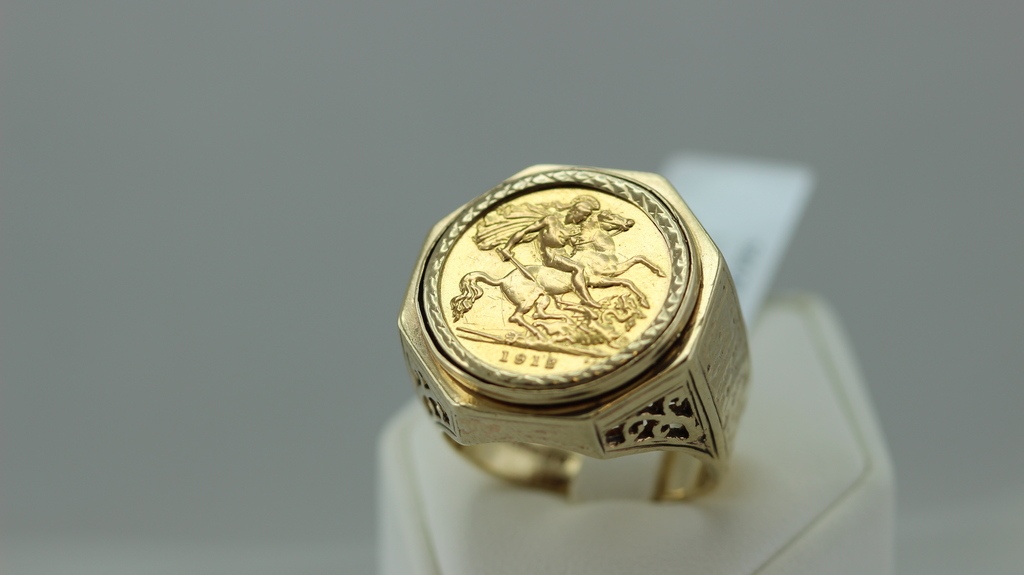 Zelta gredzens ar iestrādātu monētu