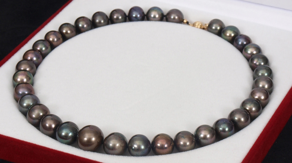 Pearl beads necklace