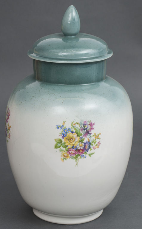 Porcelāna urna ar ziedu motīvu