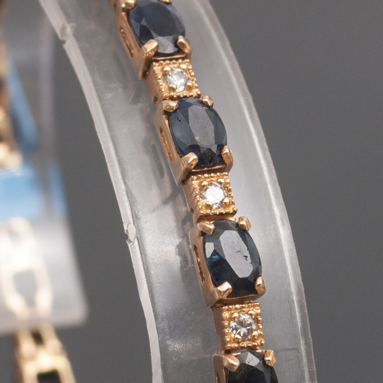Gold bracelet with saphires